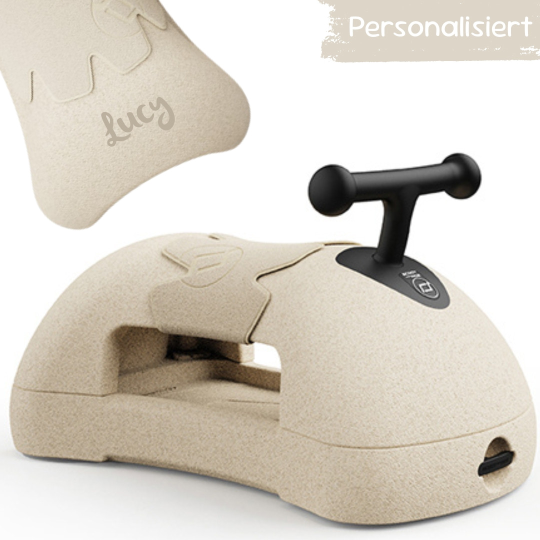 Multifunktionales Rutschfahrzeug in Sand von Scoot & Ride – mit ergonomischem Sitz, Stauraum, Gleitpolstern und 360°-Rädern für Kinder ab 62 cm Körpergröße.